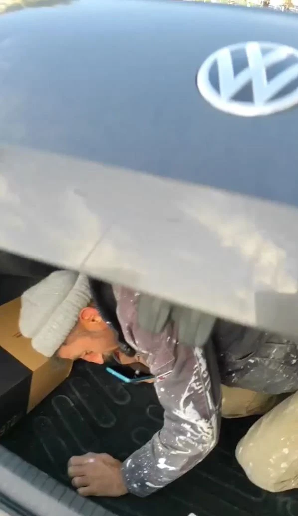 Antalya’da böyle patron olmaz olsun dedirten olay: Arabası kirlenmesin diye işçiyi bagajda taşıdı