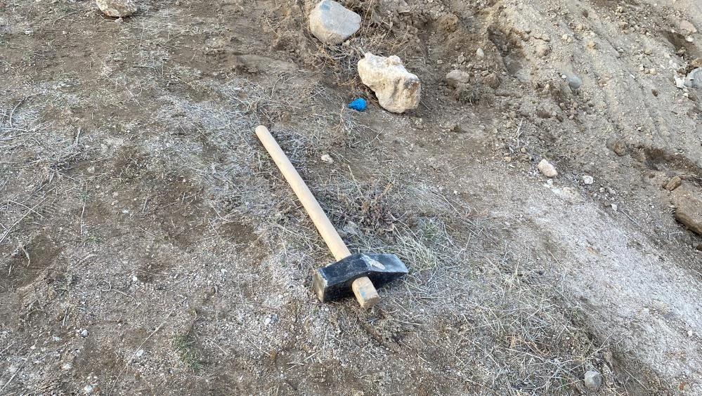 Define ararken kazdığı tünelin altında kalarak can verdi