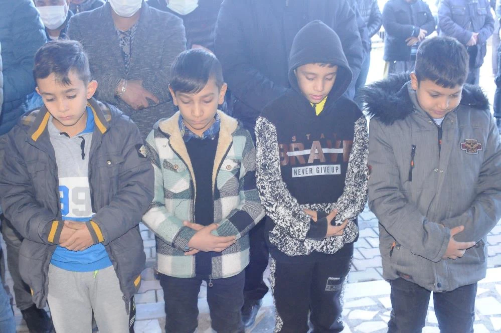 Çöp kamyonu çarpmıştı: Minik Aysel toprağa verildi