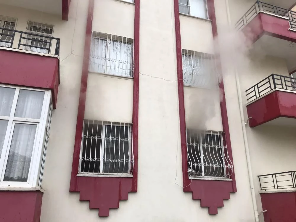 İtfaiye erinden 'insanlık ölmemiş' dedirten hareket: Yangındaki kadını sırtında taşıdı