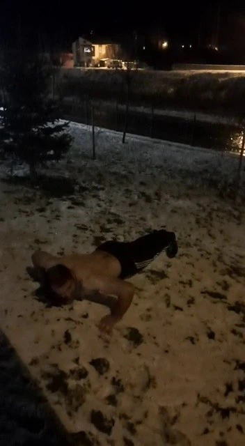 Sivaslıların Manuş Baba’ya tepkisi devam ediyor: Dondurucu soğukta şınav çekti