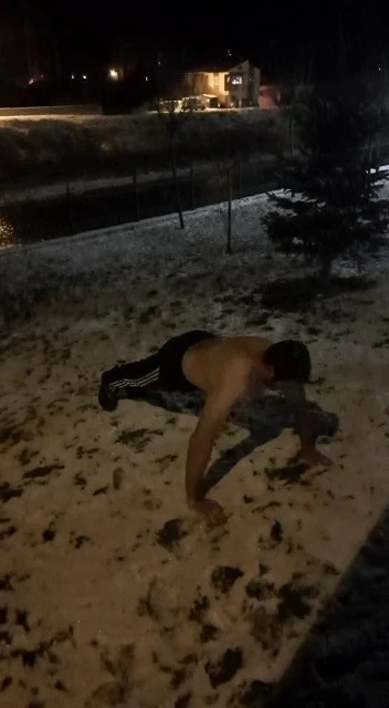 Sivaslıların Manuş Baba’ya tepkisi devam ediyor: Dondurucu soğukta şınav çekti