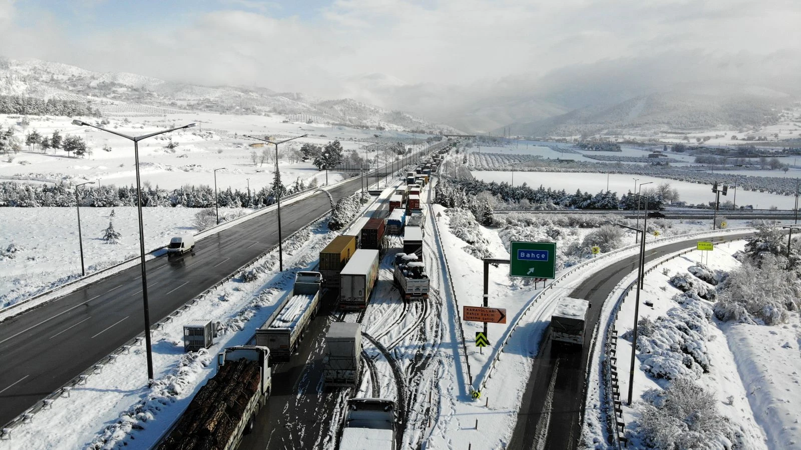 TAG otoyolu kapandı! Metrelerce tır kuyruğu oluştu