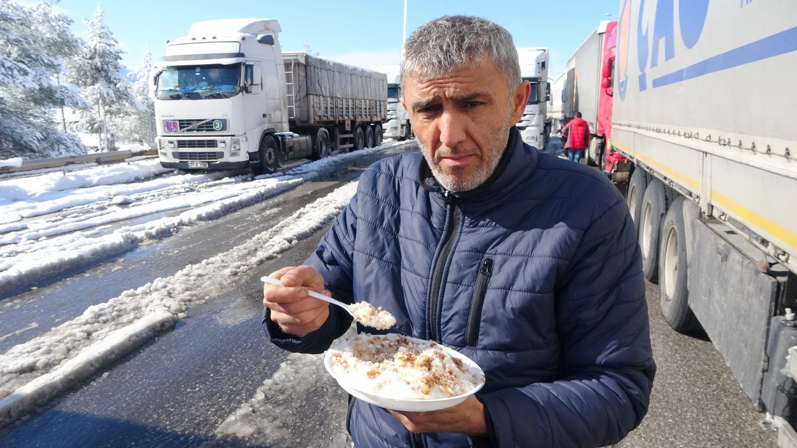 TAG otoyolu kapandı! Metrelerce tır kuyruğu oluştu