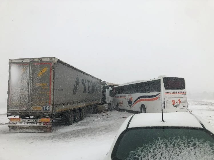 Mardin’de kar zincirleme kazaya sebep oldu