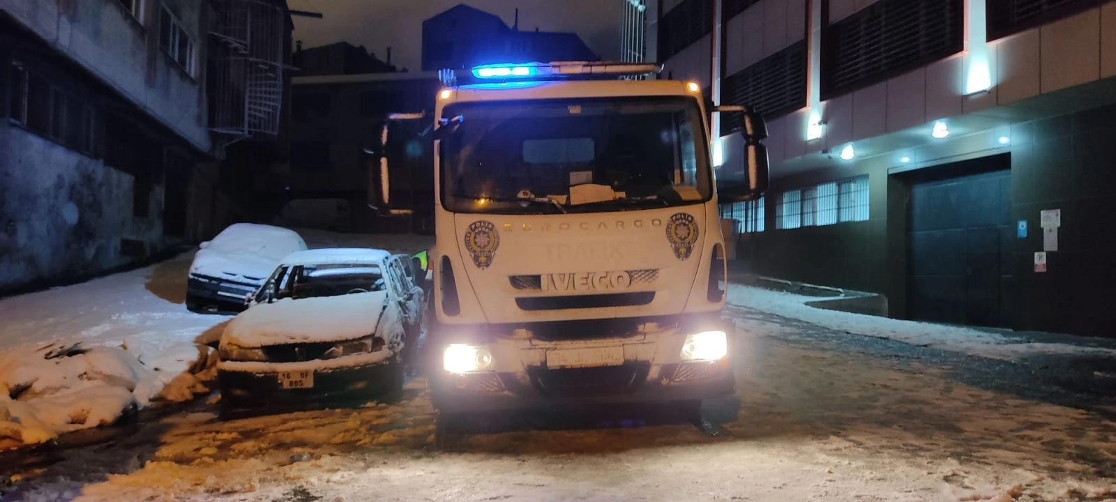 Yıllardır park halinde olan otomobil yandı: İçinden erkek cesedi çıktı