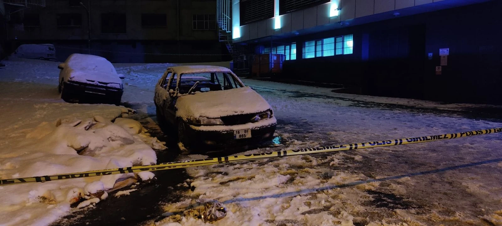 Yıllardır park halinde olan otomobil yandı: İçinden erkek cesedi çıktı