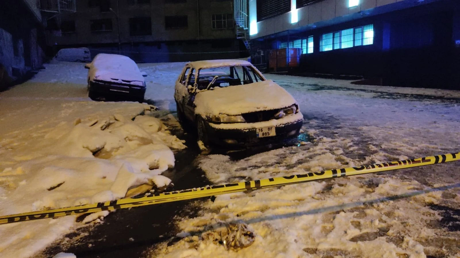 Yıllardır park halinde olan otomobil yandı: İçinden erkek cesedi çıktı