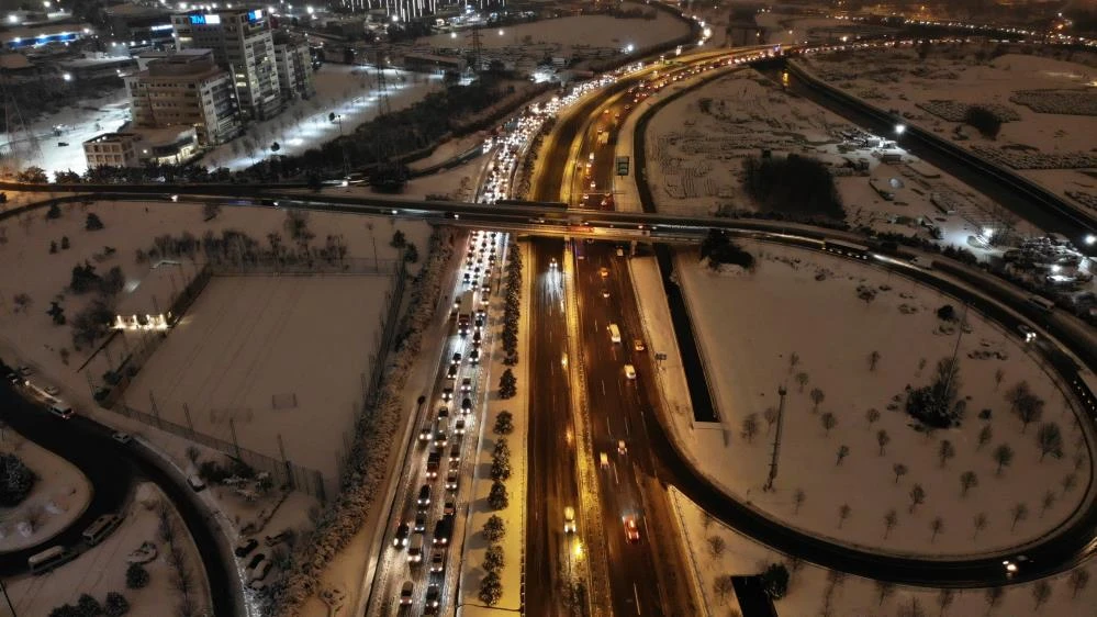 Basın Ekspres Yolu'nda kar yağışı nedeniyle oluşan trafik havadan görüntülendi