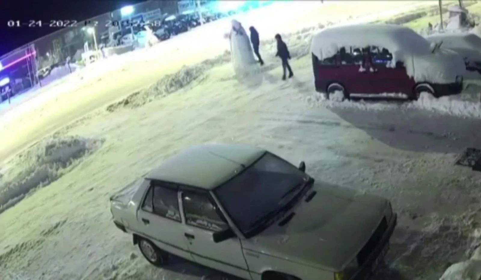 Yozgat’ta kardan adamın şapkasını çaldılar