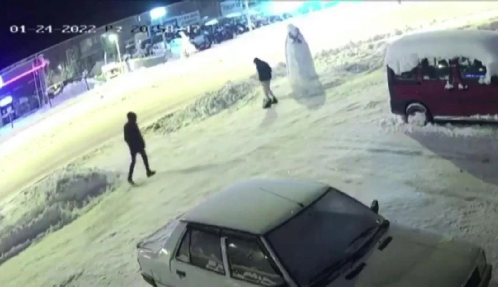 Yozgat’ta kardan adamın şapkasını çaldılar