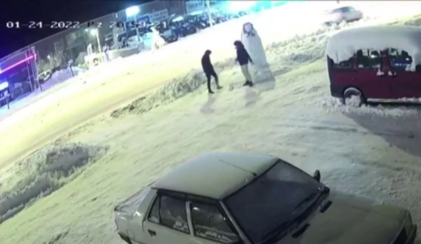 Yozgat’ta kardan adamın şapkasını çaldılar