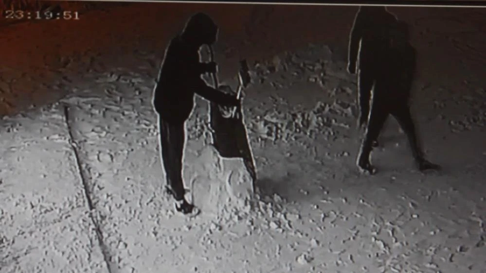 Kardan adamı alıp götürdü, sonra geri dönüp yapan kişiden özür diledi