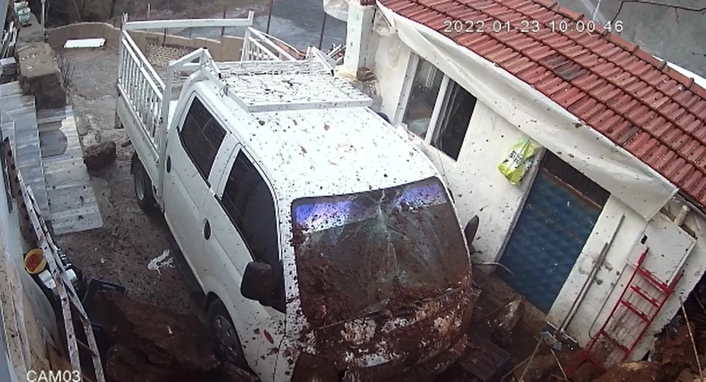 Evlerine kaya düşen aile eve giremiyor