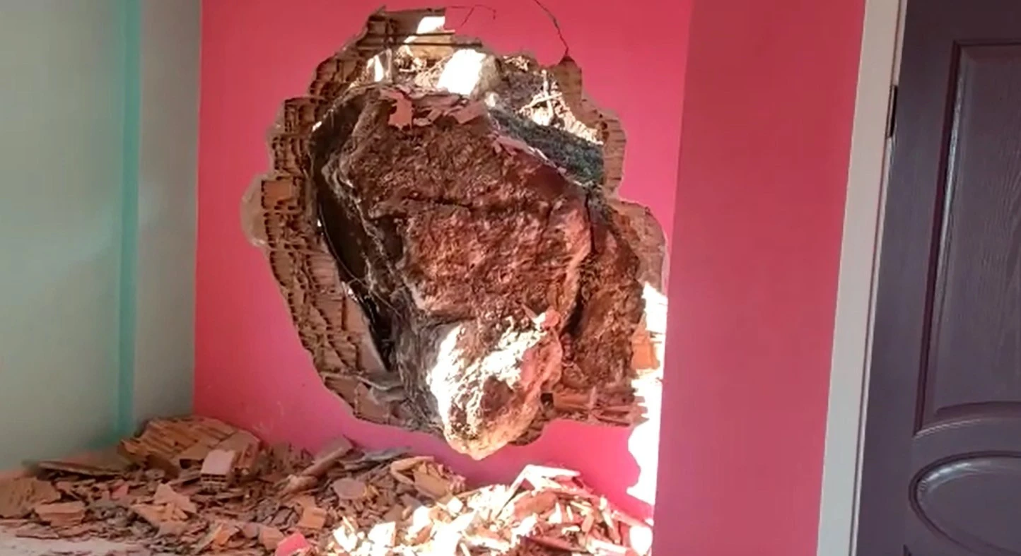 Evlerine kaya düşen aile eve giremiyor