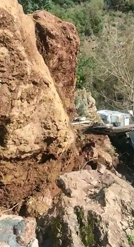 Evlerine kaya düşen aile eve giremiyor