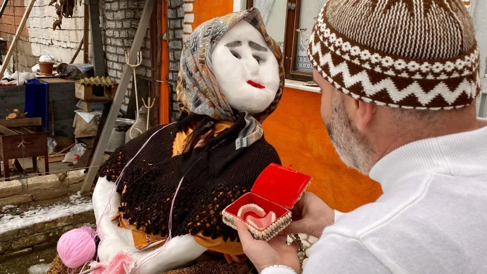 Yıllar önce yaptığı kardan kadınla evlenen adamın eşine verdiği hediye herkesi şaşırttı