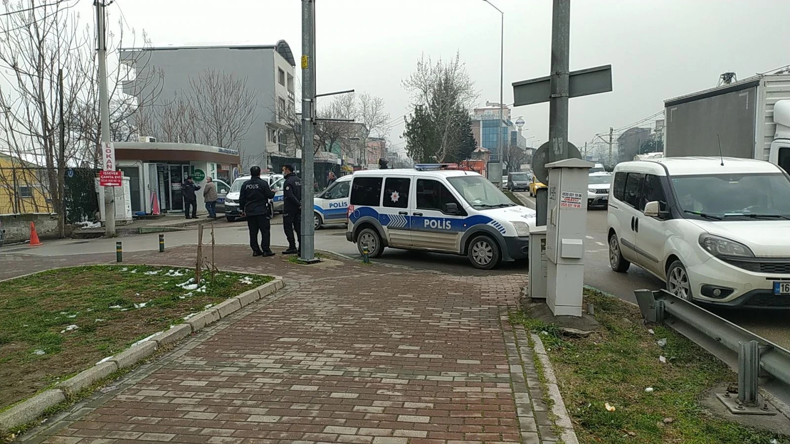 Yoldan geçene el salladı, kanlar içinde kaldı