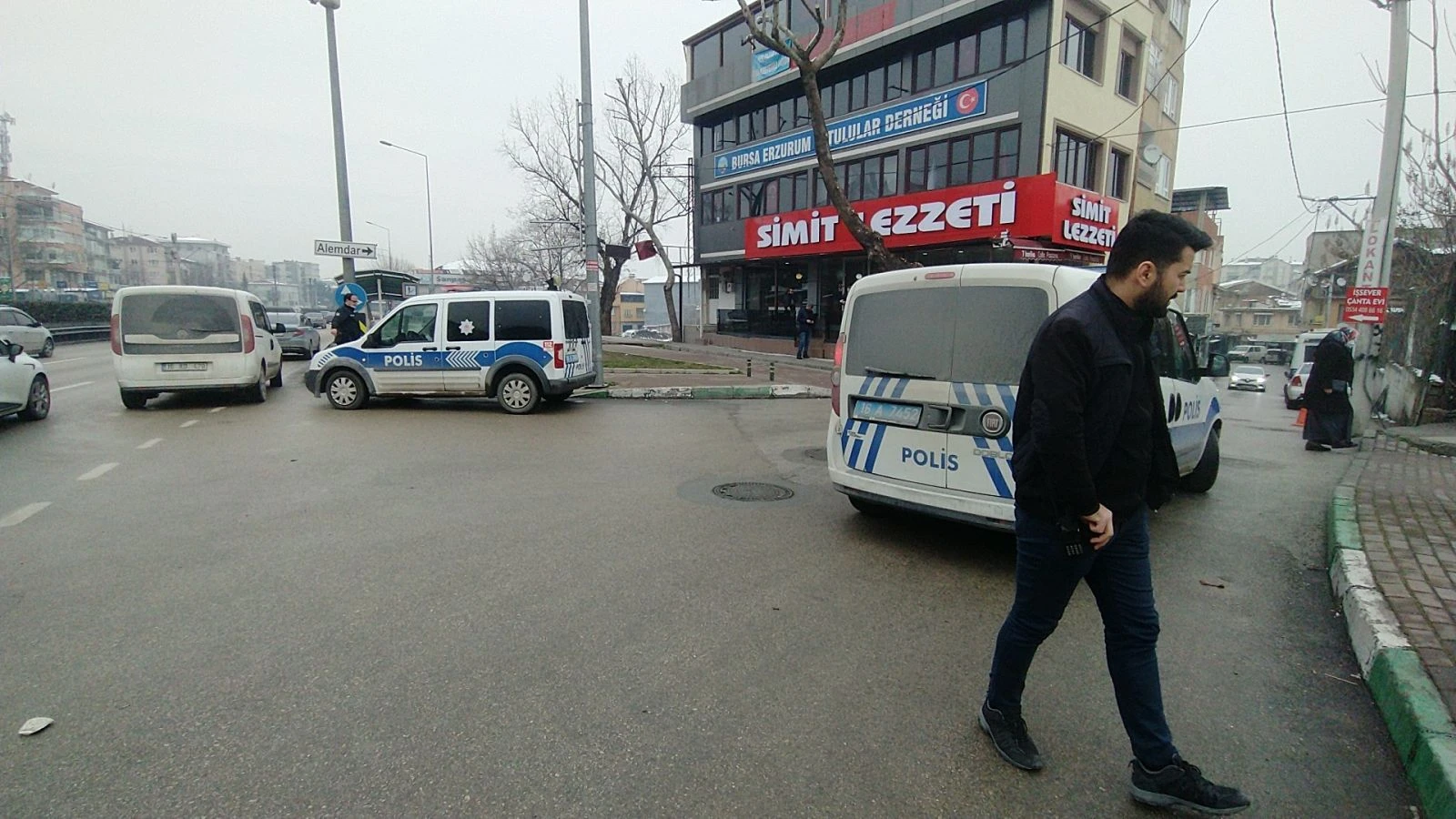 Yoldan geçene el salladı, kanlar içinde kaldı