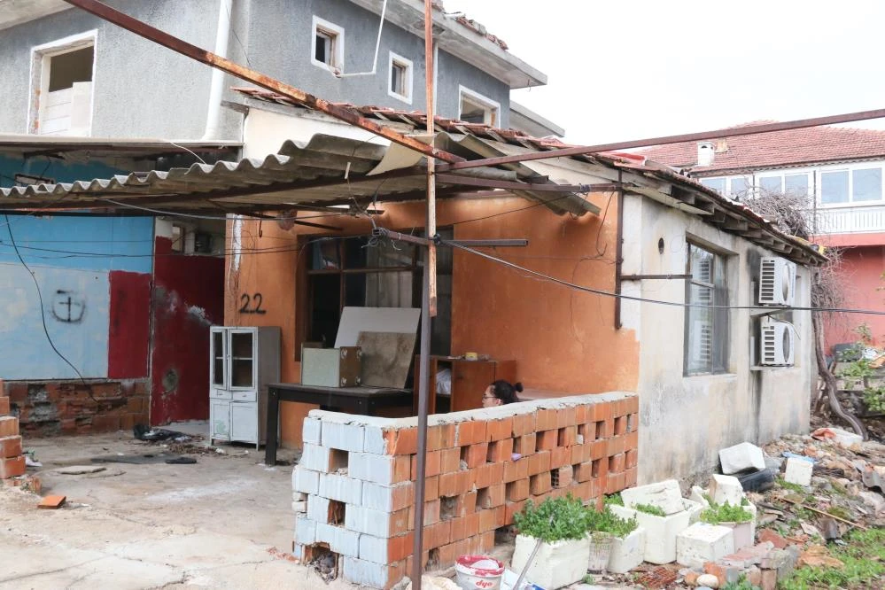 Komşuları eşini öldürdü, korkudan evi terk etti! Bir yıl sonra döndüğünde gördükleri şoke etti