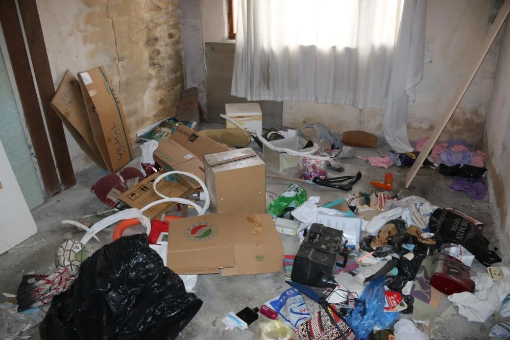 Komşuları eşini öldürdü, korkudan evi terk etti! Bir yıl sonra döndüğünde gördükleri şoke etti