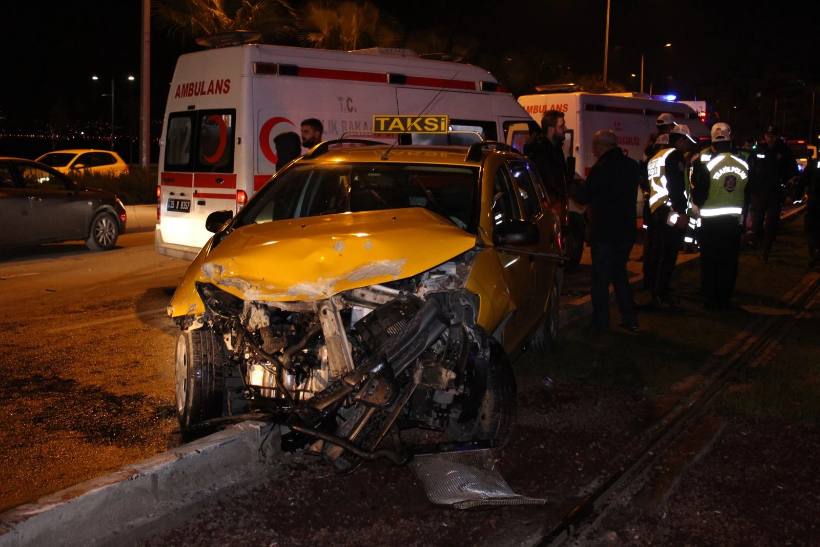 İzmir’de feci kaza: 1’i ağır 4 yaralı