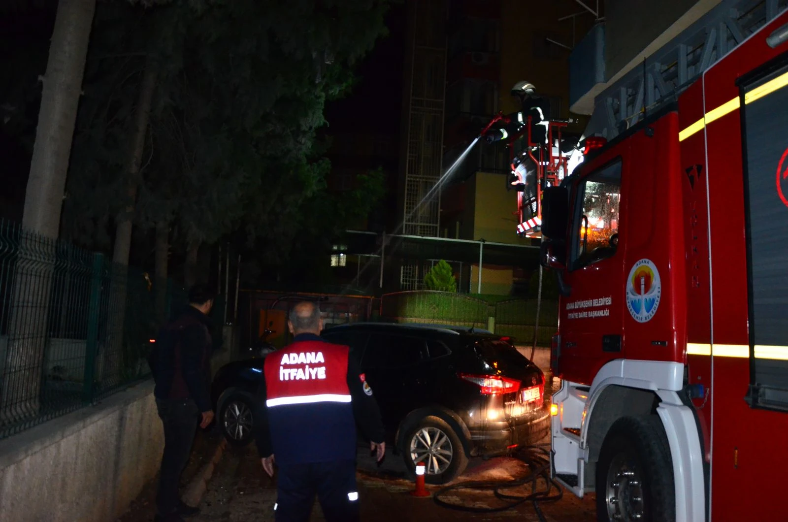 Kucağında torunuyla evinin yanışını izledi
