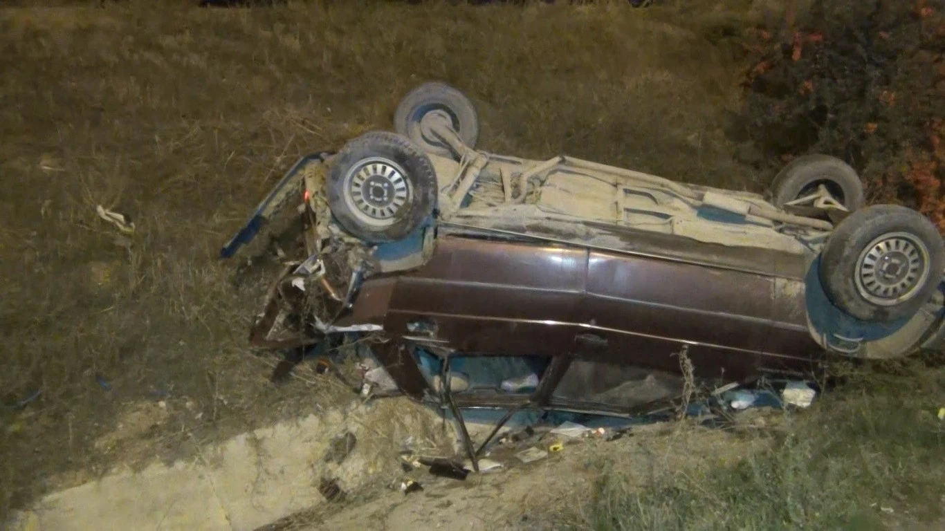 Otomobil takla attıktan sonra su kanalına devrildi: 5 yaralı