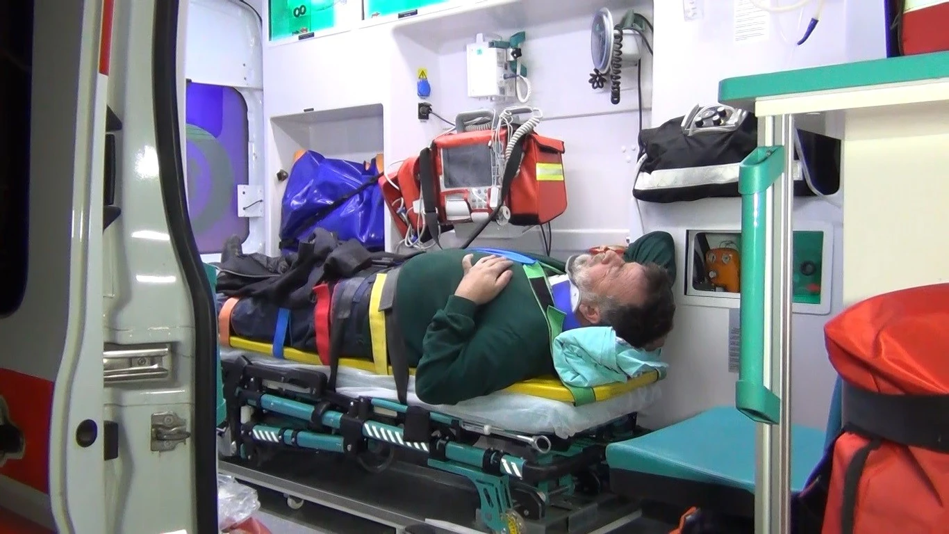 Otomobil takla attıktan sonra su kanalına devrildi: 5 yaralı