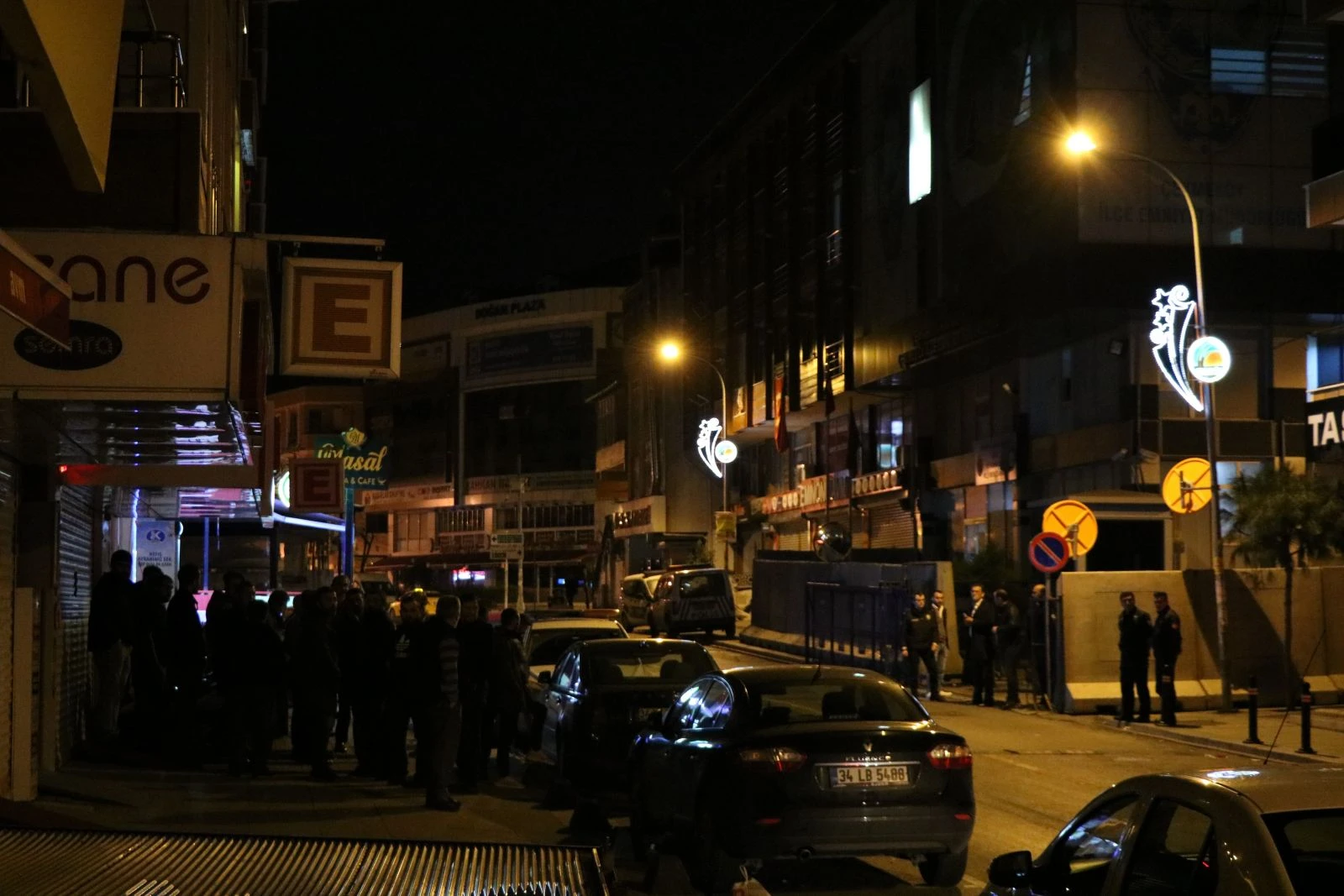 Taksicilerin UBER sürücüsüne tacizi kamerada