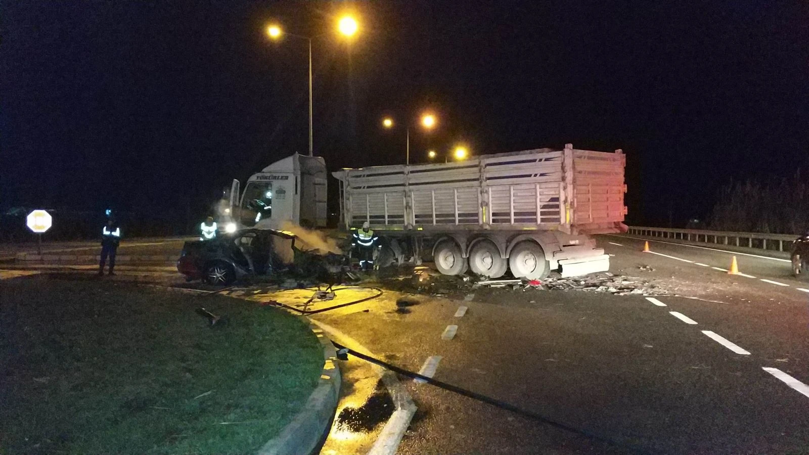 Samsun'da tır ile çarpışan otomobil yandı: 1 yaralı