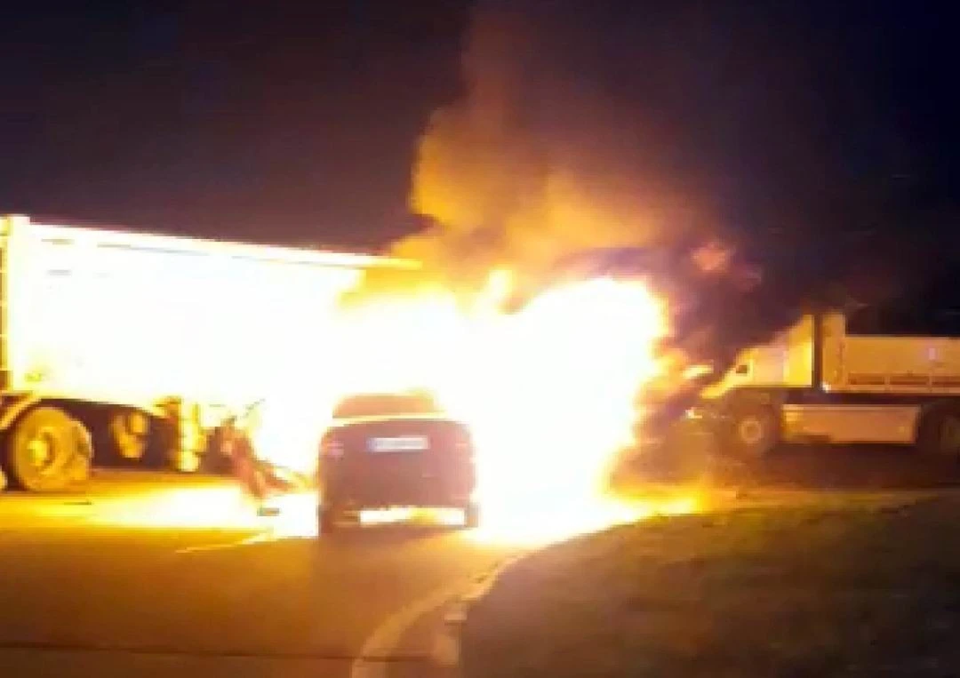 Samsun'da tır ile çarpışan otomobil yandı: 1 yaralı