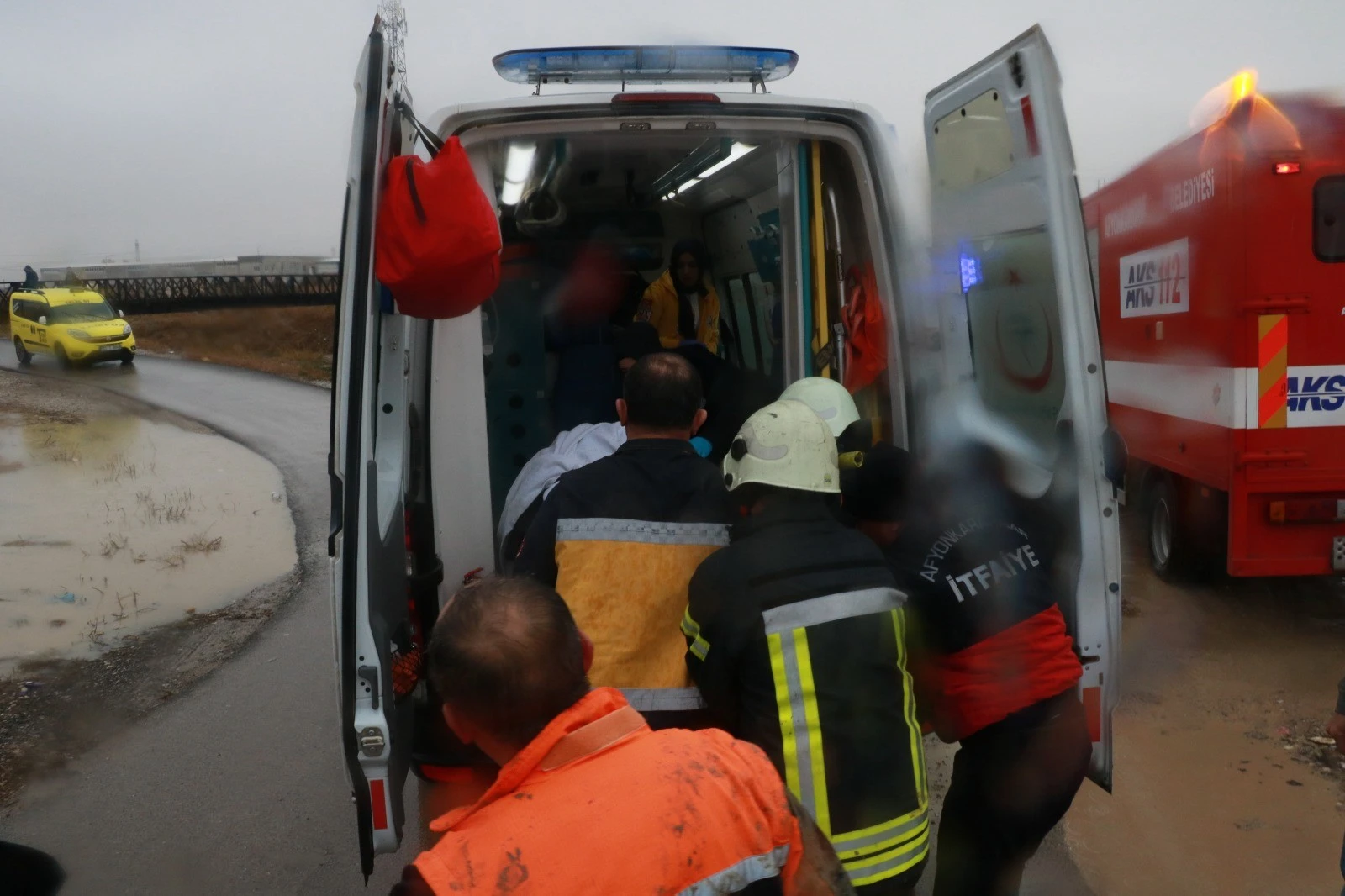 Köpekten kaçarken saplandığı bataklıkta gece boyu kaldı