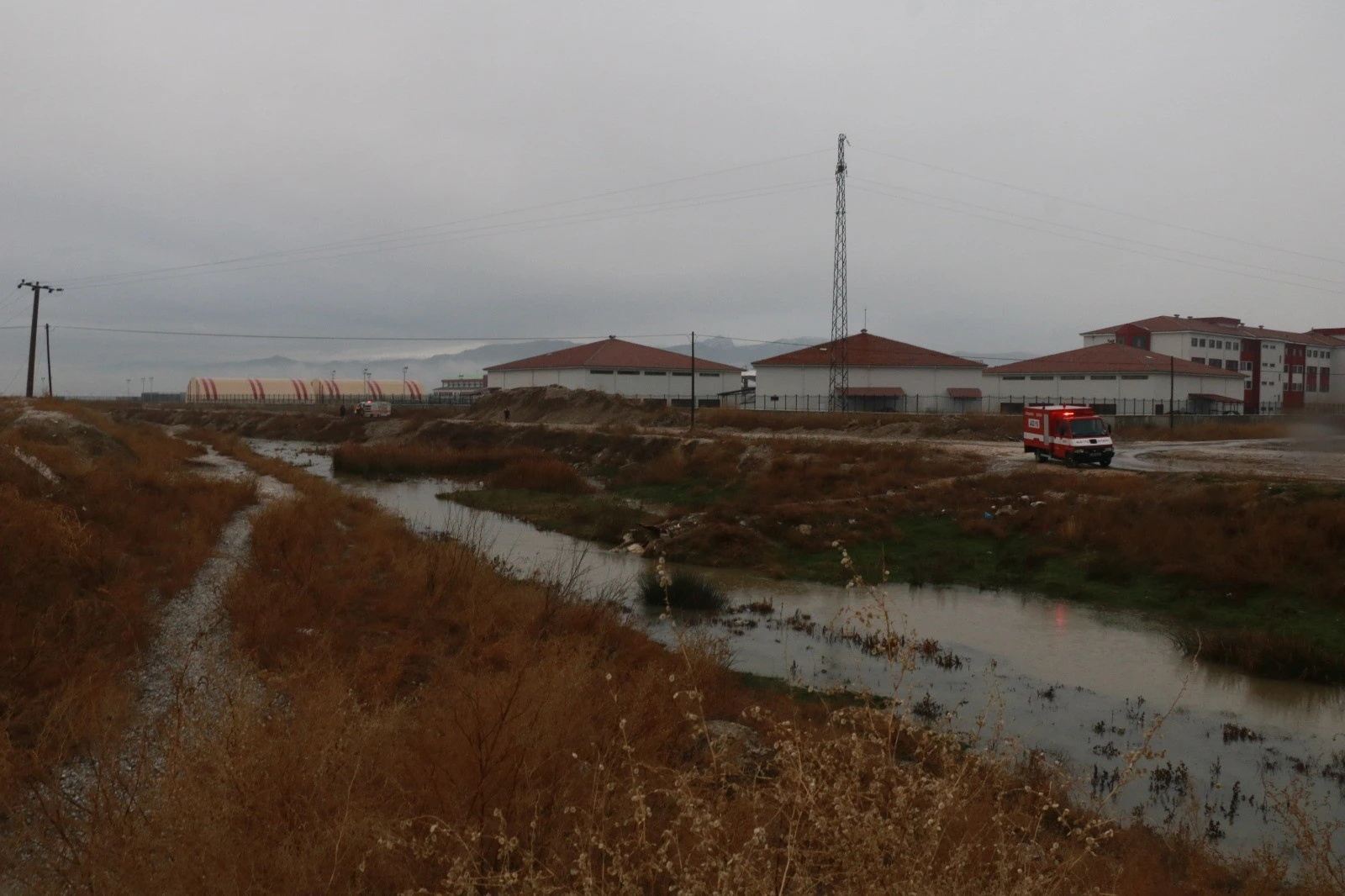 Köpekten kaçarken saplandığı bataklıkta gece boyu kaldı