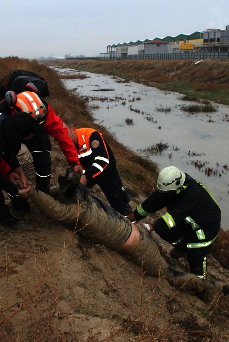 Köpekten kaçarken saplandığı bataklıkta gece boyu kaldı