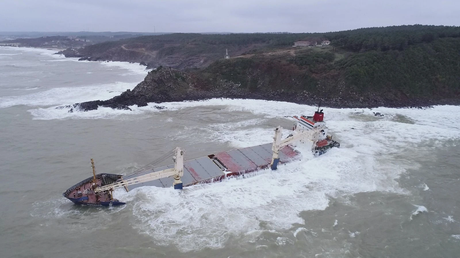 Şile'de karaya oturan geminin dev dalgalarla savaşı