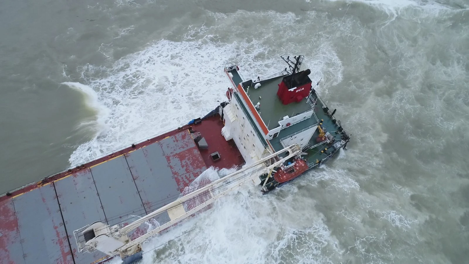 Şile'de karaya oturan geminin dev dalgalarla savaşı