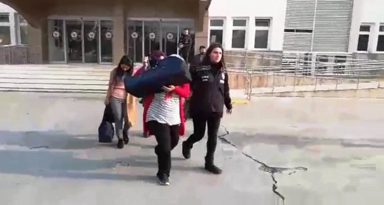 Birbirlerine düğün davetiyesi verdiler: Salon aynı, Tarih aynı, Gelin aynı