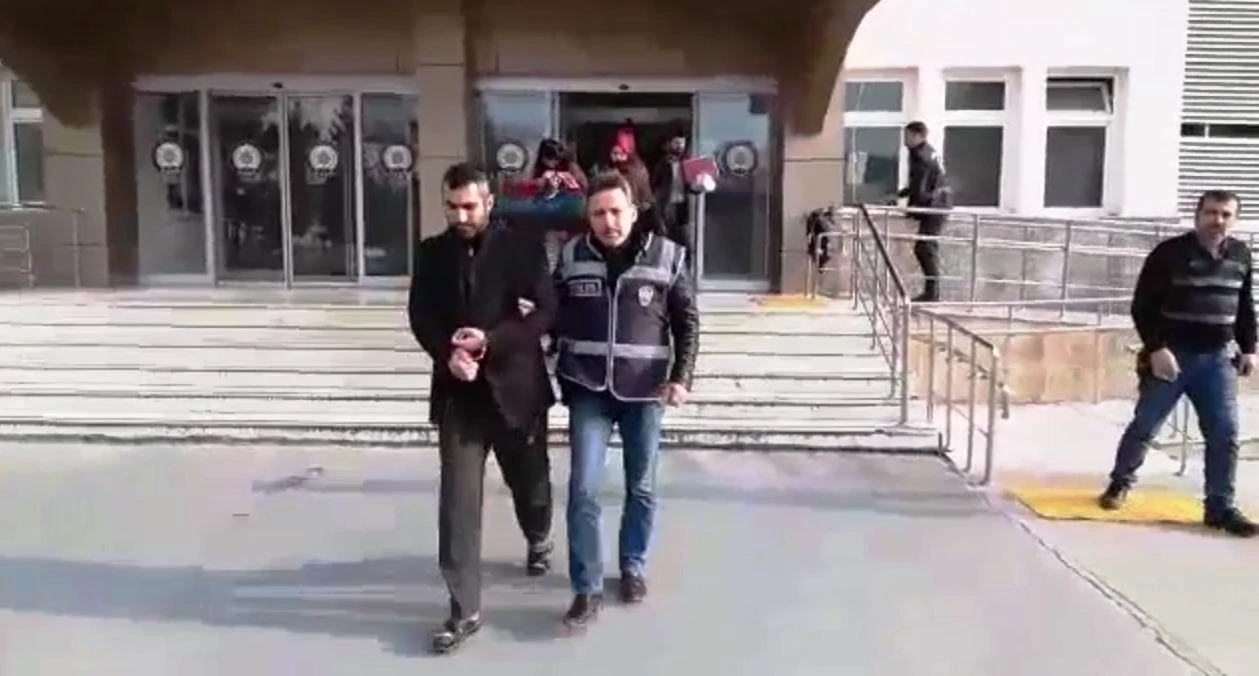 Birbirlerine düğün davetiyesi verdiler: Salon aynı, Tarih aynı, Gelin aynı