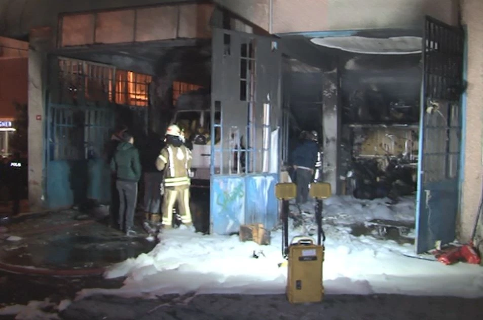 Kağıthane’de otomobil tamirhanesinde yangın