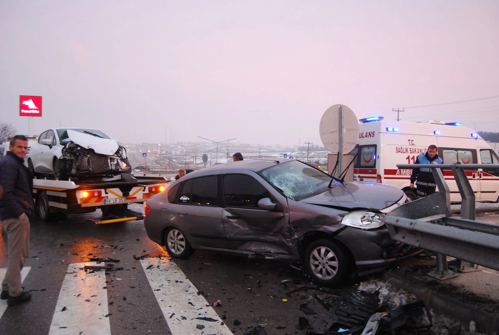 Otomobiller kafa kafaya çarpıştı: 3 yaralı