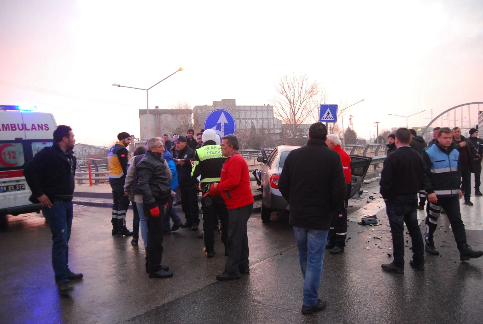 Otomobiller kafa kafaya çarpıştı: 3 yaralı