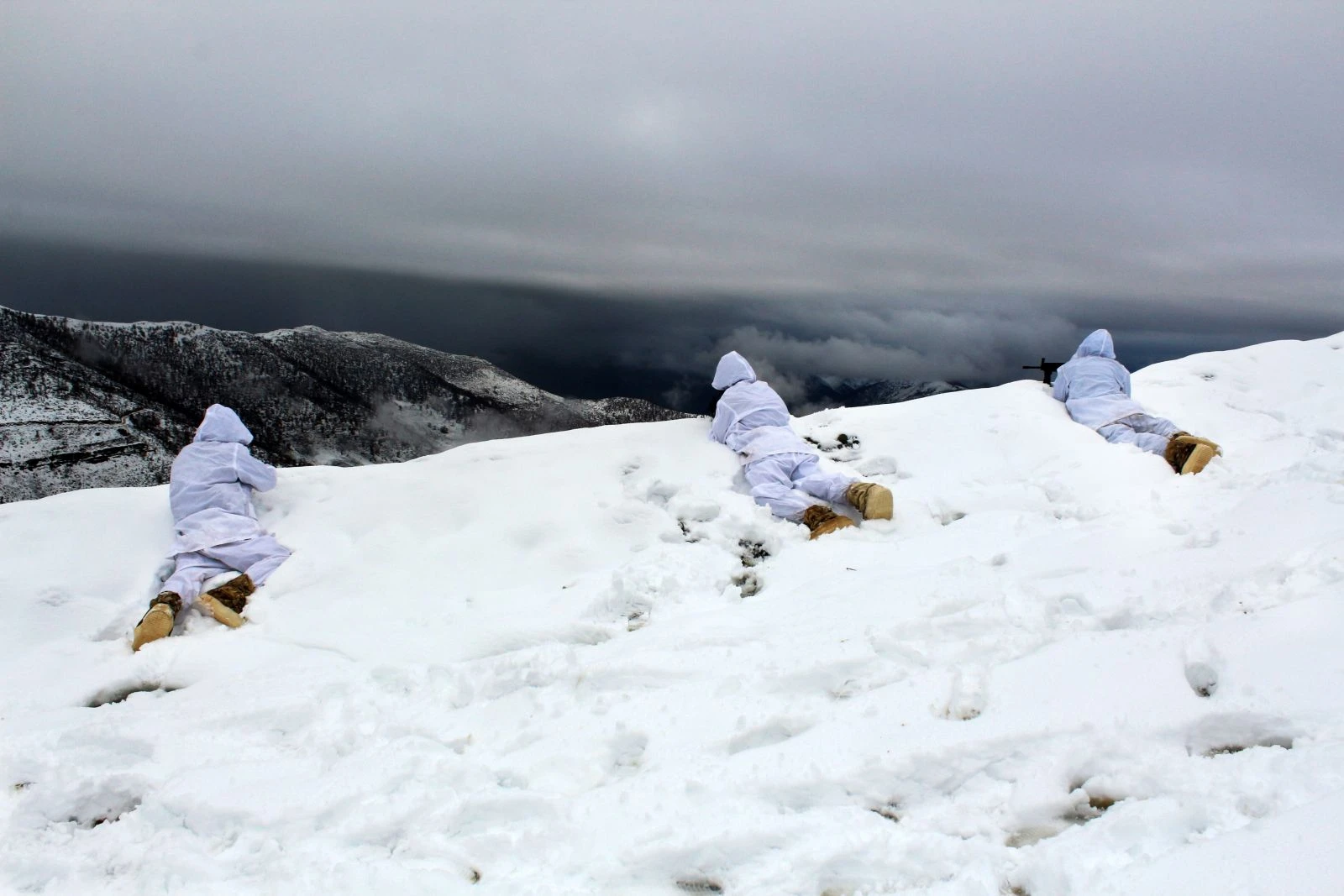 Mehmetçik kar kış demeden görevde