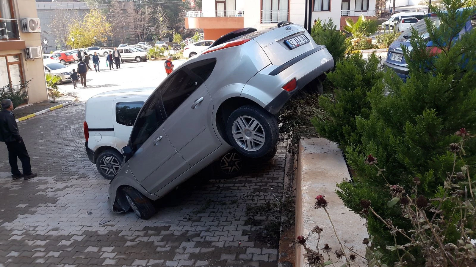 Fren yerine gaza bastı, otomobil duvarda asılı kaldı