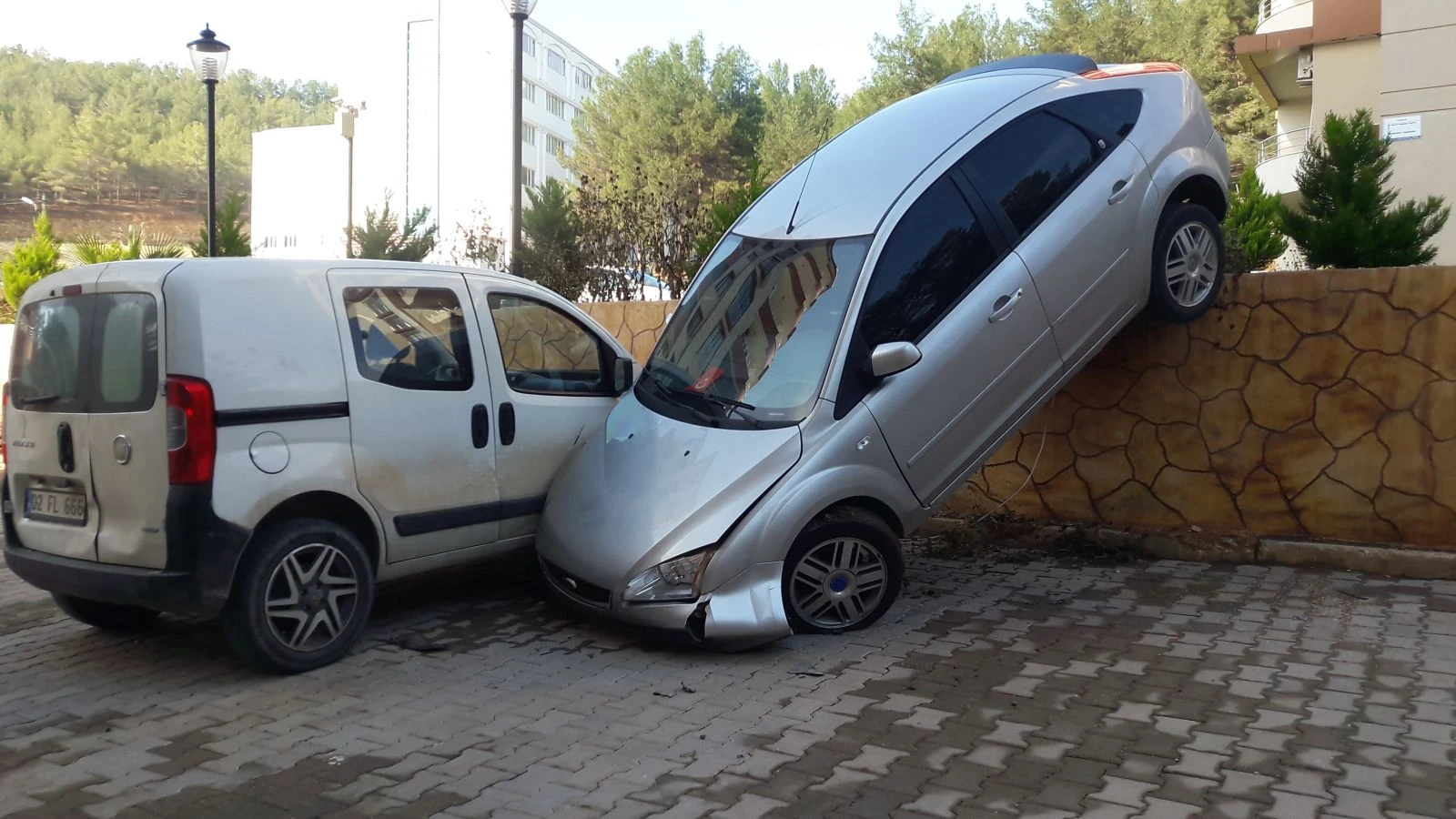 Fren yerine gaza bastı, otomobil duvarda asılı kaldı