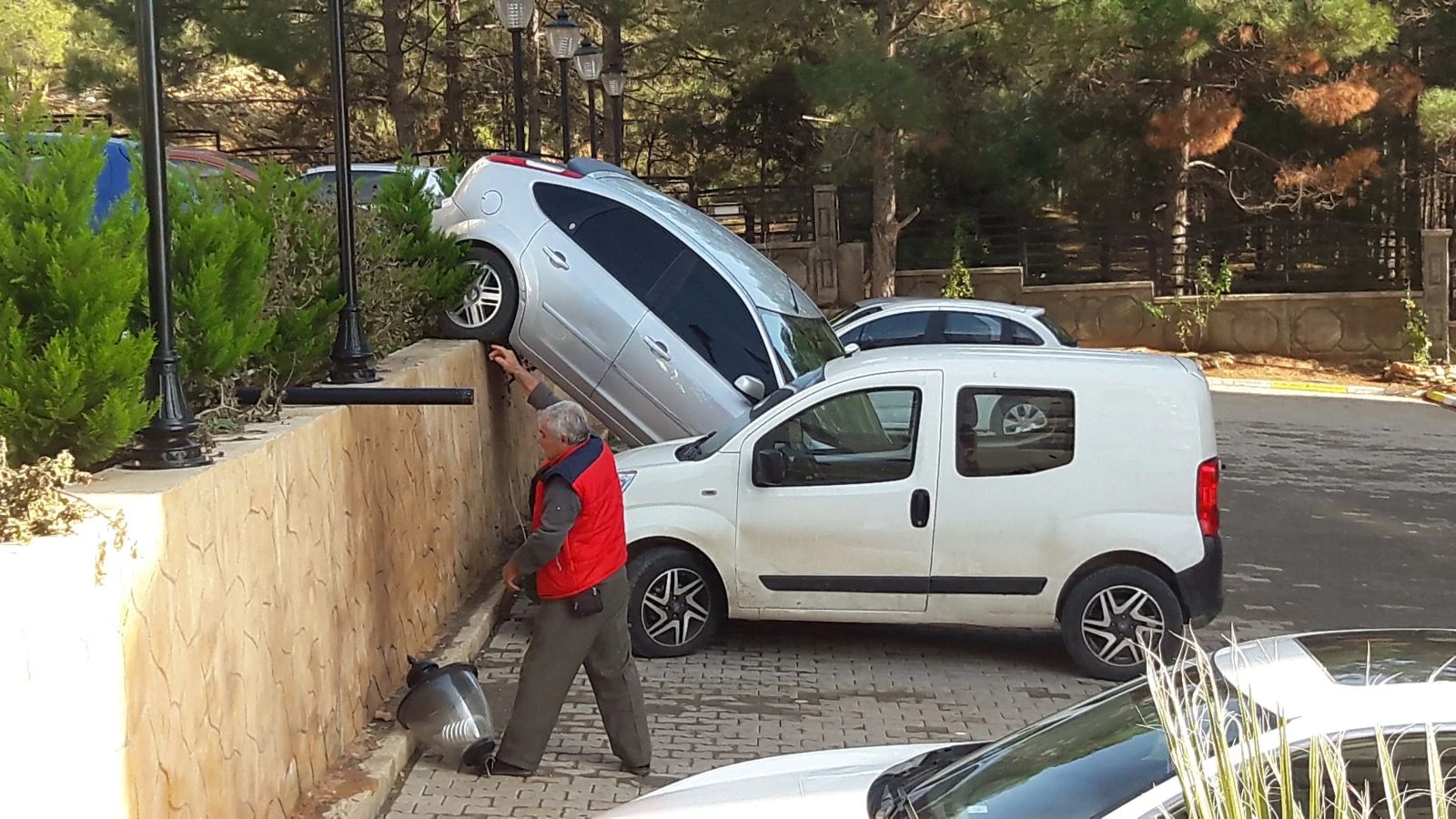 Fren yerine gaza bastı, otomobil duvarda asılı kaldı