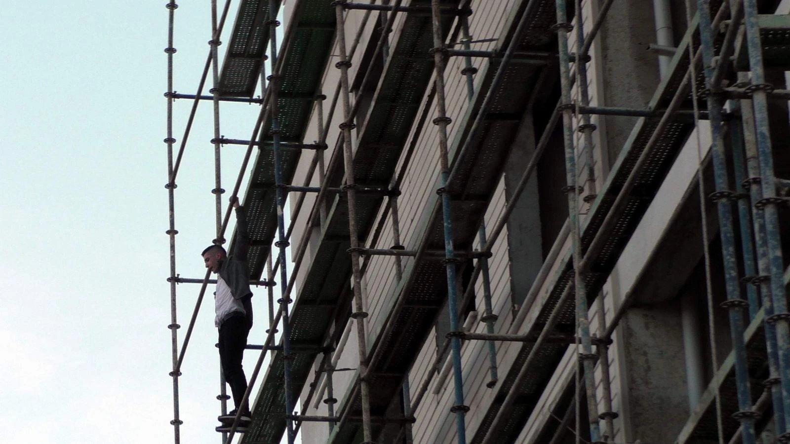 Alkollü şahıs, polis ve itfaiye ekiplerine zor anlar yaşattı