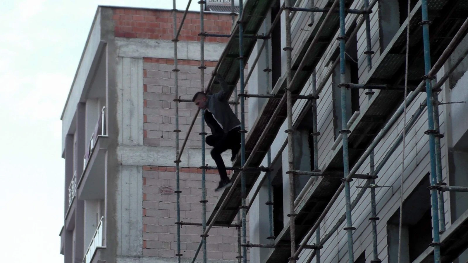 Alkollü şahıs, polis ve itfaiye ekiplerine zor anlar yaşattı