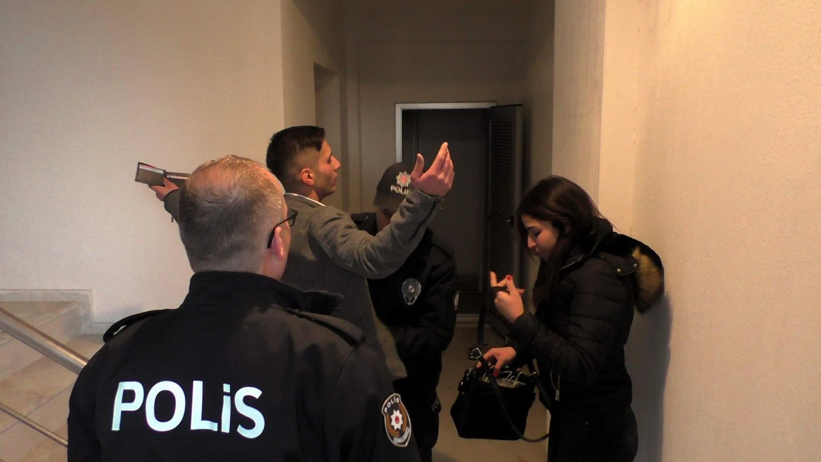 Alkollü şahıs, polis ve itfaiye ekiplerine zor anlar yaşattı