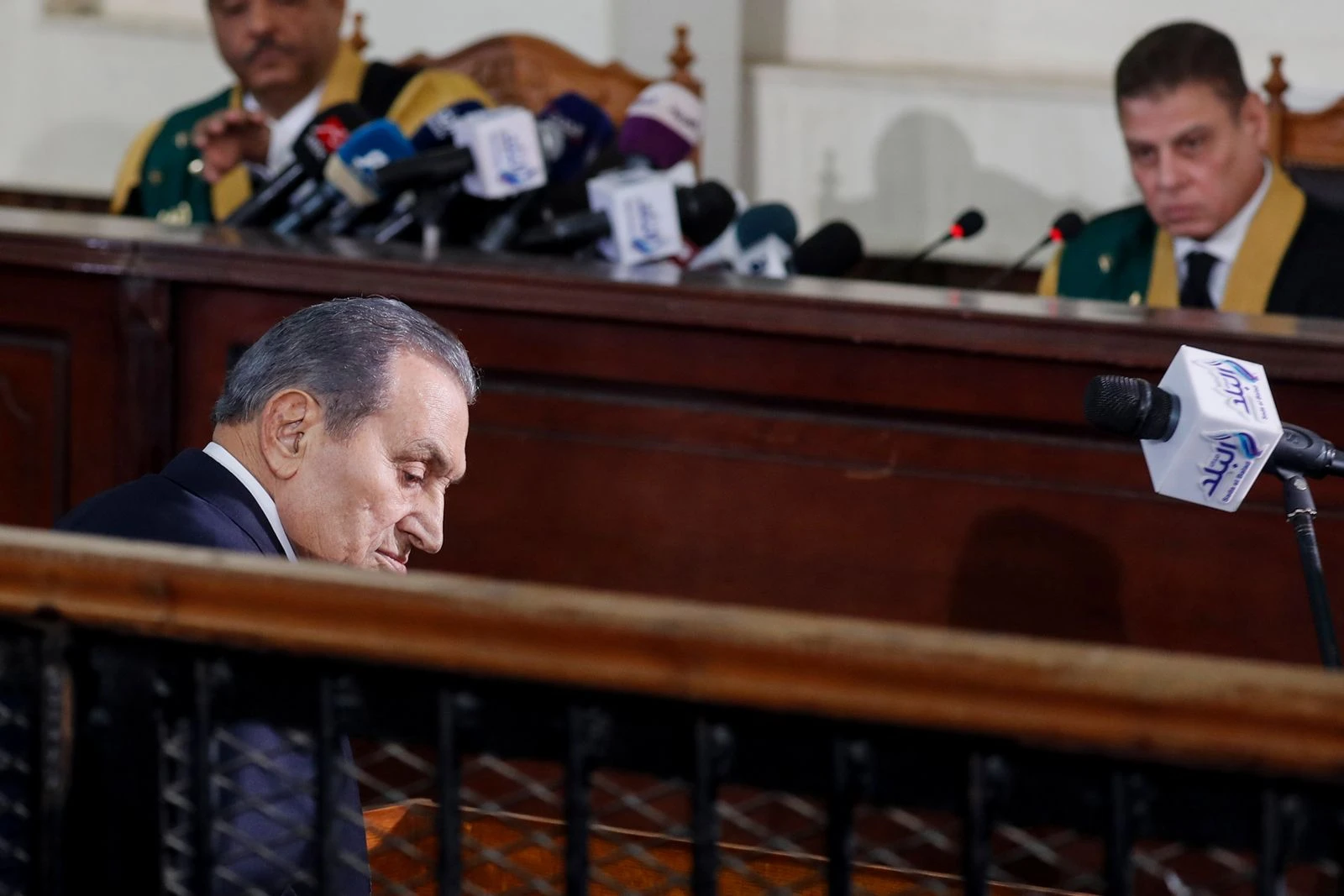 Mursi ve Mübarek mahkemede yüz yüze geldi